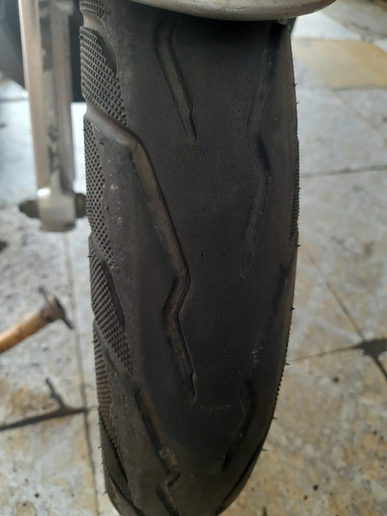 Change tire - replace motorbike tyre - worn out tire